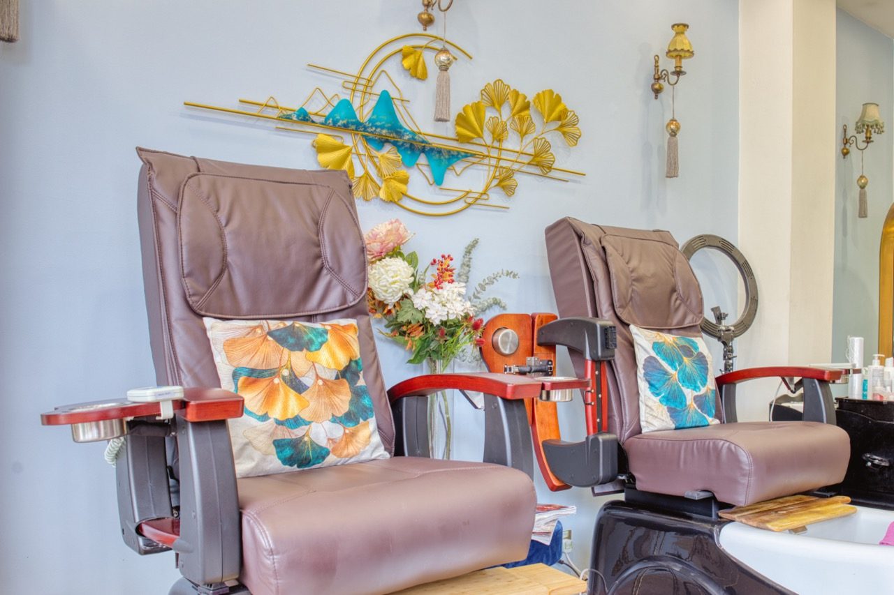 Pedicure chairs with orchids at Anta Senses